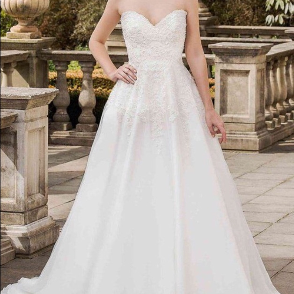 Wedding dress with sweetheart neck natural waist